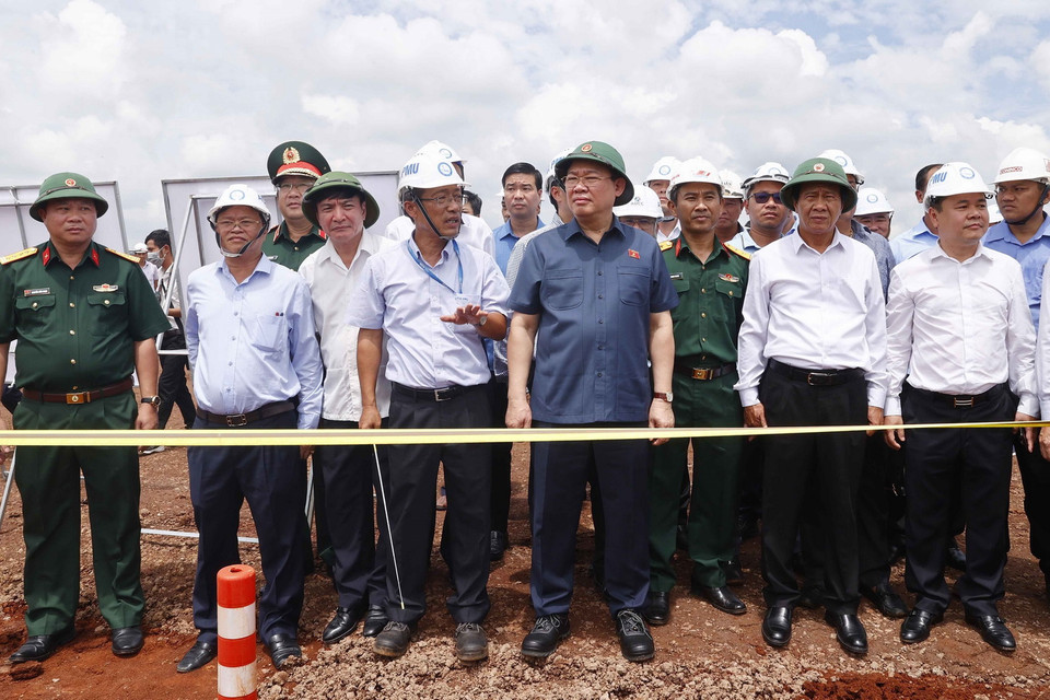 Chủ tịch Quốc hội Vương Đình Huệ, Phó Thủ tướng Chính phủ Lê Văn Thành kiểm tra Dự án đầu tư xây dựng Cảng hàng không quốc tế Long Thành. (Ảnh: Doãn Tấn/TTXVN)