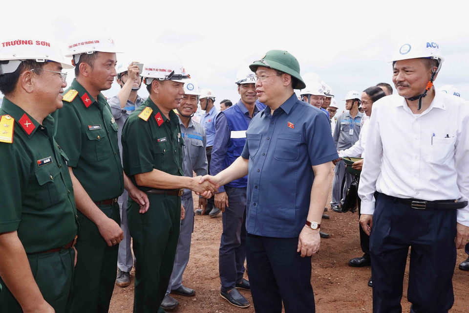 Chủ tịch Quốc hội Vương Đình Huệ với cán bộ của đơn vị thi công Dự án đầu tư xây dựng Cảng hàng không quốc tế Long Thành. (Ảnh: Doãn Tấn/TTXVN)