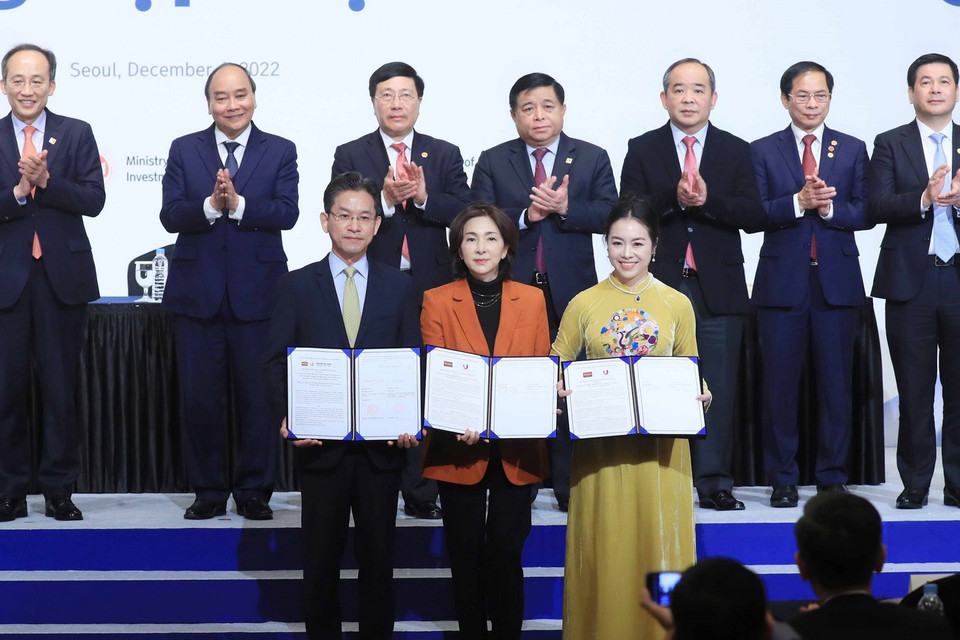 Chủ tịch nước Nguyễn Xuân Phúc và Phó Thủ tướng Hàn Quốc Choo Kyung-ho chứng kiến lễ trao biên bản hợp tác giữa các doanh nghiệp hai nước. (Ảnh: Thống Nhất/TTXVN)