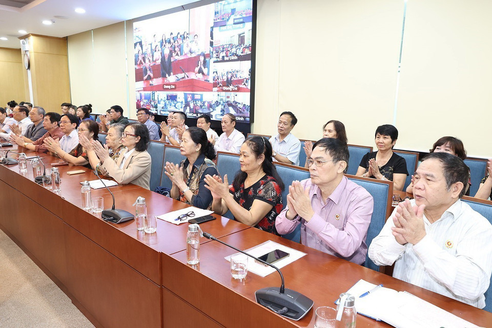 Cử tri tham dự Hội nghị Đại biểu Quốc hội tiếp xúc cử tri tại quận Đống Đa. (Ảnh: Trí Dũng/TTXVN)