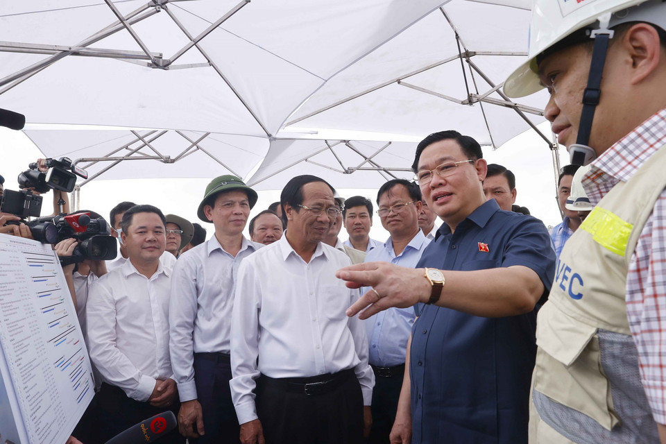 Chủ tịch Quốc hội Vương Đình Huệ trao đổi với đơn vị chức năng thuyết trình về gói thầu của dự án trọng điểm quốc gia cao tốc Bến Lức-Long Thành. (Ảnh: Doãn Tấn/TTXVN)