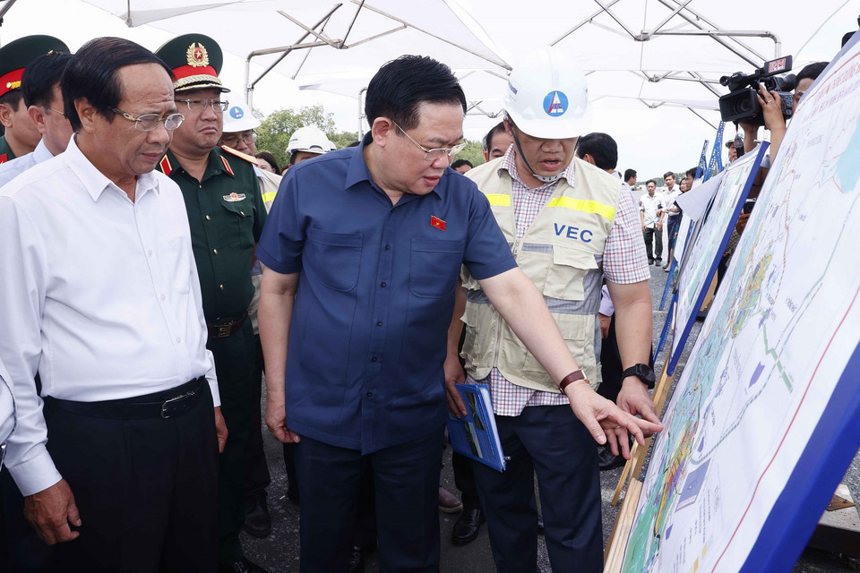 Chủ tịch Quốc hội Vương Đình Huệ nghe và trao đổi với đơn vị chức về gói thầu của dự án trọng điểm quốc gia cao tốc Bến Lức-Long Thành. (Ảnh: Doãn Tấn/TTXVN)