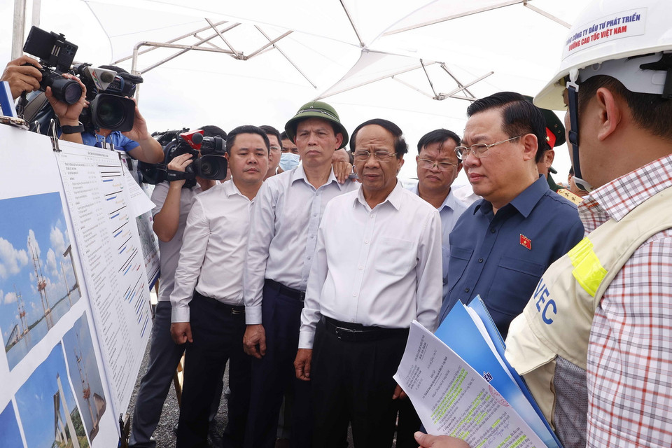 Chủ tịch Quốc hội Vương Đình Huệ nghe đơn vị chức năng thuyết trình về gói thầu của dự án trọng điểm quốc gia cao tốc Bến Lức-Long Thành. (Ảnh: Doãn Tấn/TTXVN)