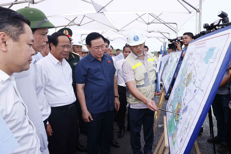 Chủ tịch Quốc hội Vương Đình Huệ nghe đơn vị chức năng thuyết trình về gói thầu của dự án trọng điểm quốc gia cao tốc Bến Lức-Long Thành. (Ảnh: Doãn Tấn/TTXVN)