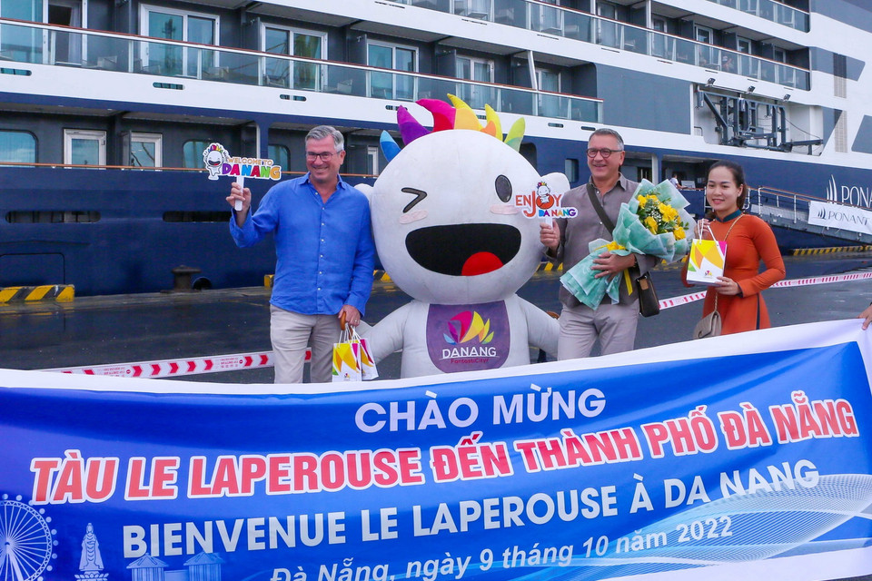  Du khách quốc tế được chào đón khi đến tham quan Đà Nẵng và Quảng Nam. (Ảnh: Trần Lê Lâm/TTXVN)