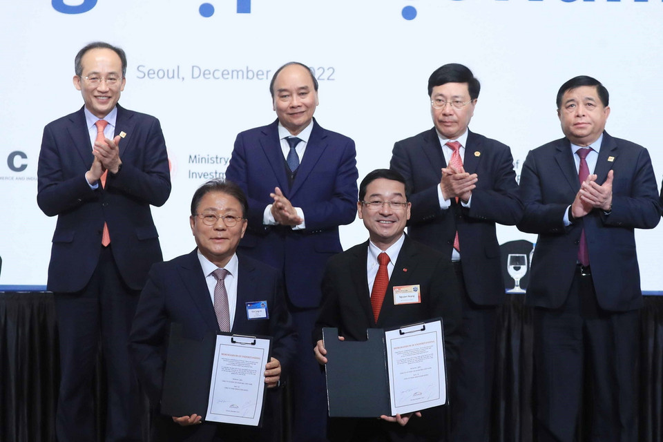 Chủ tịch nước Nguyễn Xuân Phúc và Phó Thủ tướng Hàn Quốc Choo Kyung-ho chứng kiến lễ trao biên bản hợp tác giữa các doanh nghiệp hai nước. (Ảnh: Thống Nhất/TTXVN)