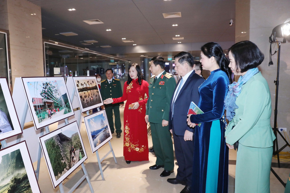 Đại tướng Phan Văn Giang, Trưởng ban Tuyên giáo Trung ương Nguyễn Trọng Nghĩa và các đại biểu tham quan triển lãm ảnh. (Ảnh: Phương Hoa/TTXVN)