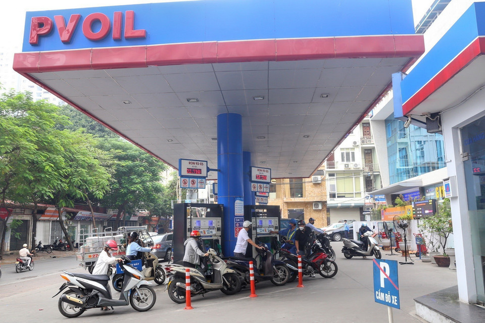 Lượng người mua xăng tại cửa hàng xăng Thái Thịnh không đông như vài ngày qua. (Ảnh: Tuấn Đức/TTXVN)
