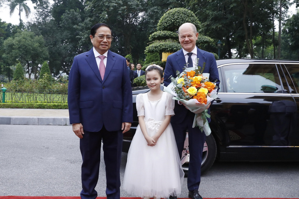 Thủ tướng Phạm Minh Chính đón Thủ tướng Đức Olaf Scholz. (Ảnh: Lâm Khánh/TTXVN)