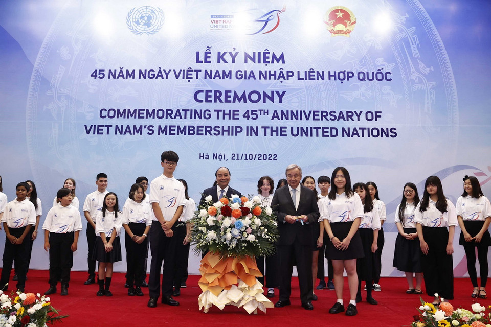 Chủ tịch nước Nguyễn Xuân Phúc và Tổng Thư ký Liên hợp quốc António Guterres tặng hoa các học sinh biểu diễn văn nghệ chào mừng Lễ kỷ niệm 45 năm Việt Nam gia nhập Liên Hợp Quốc. (Ảnh: Thống Nhất/TTXVN)
