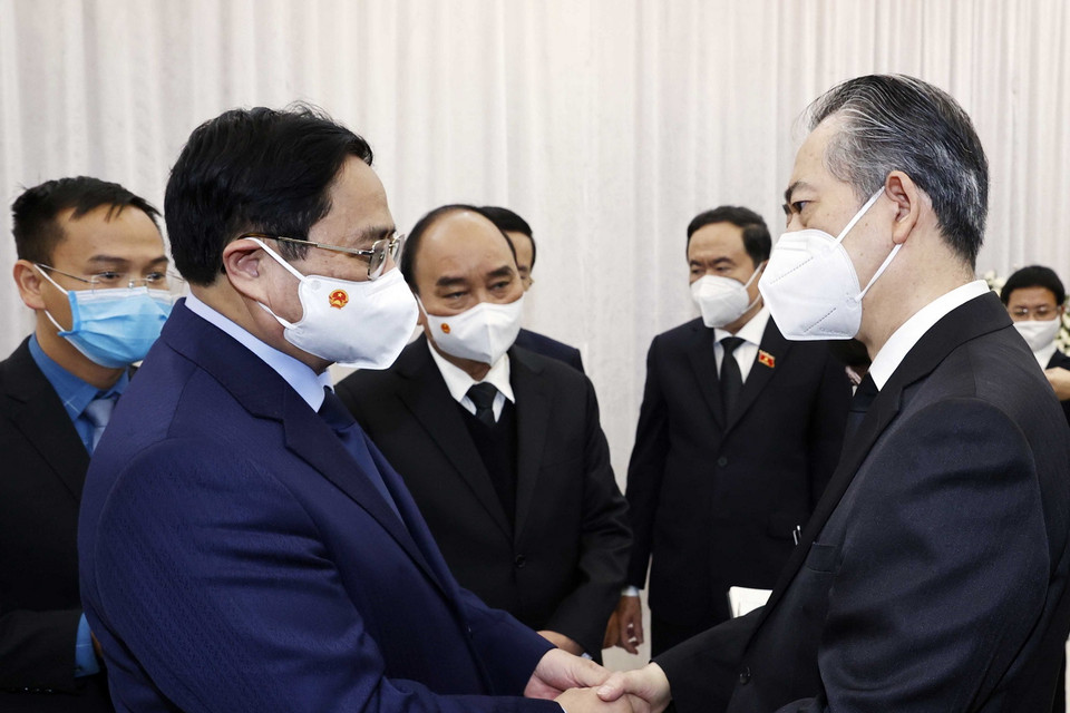 Thủ tướng Chính phủ Phạm Minh Chính chia buồn với Đại sứ Trung Quốc tại Việt Nam Hùng Ba. (Ảnh: Thống Nhất/TTXVN)