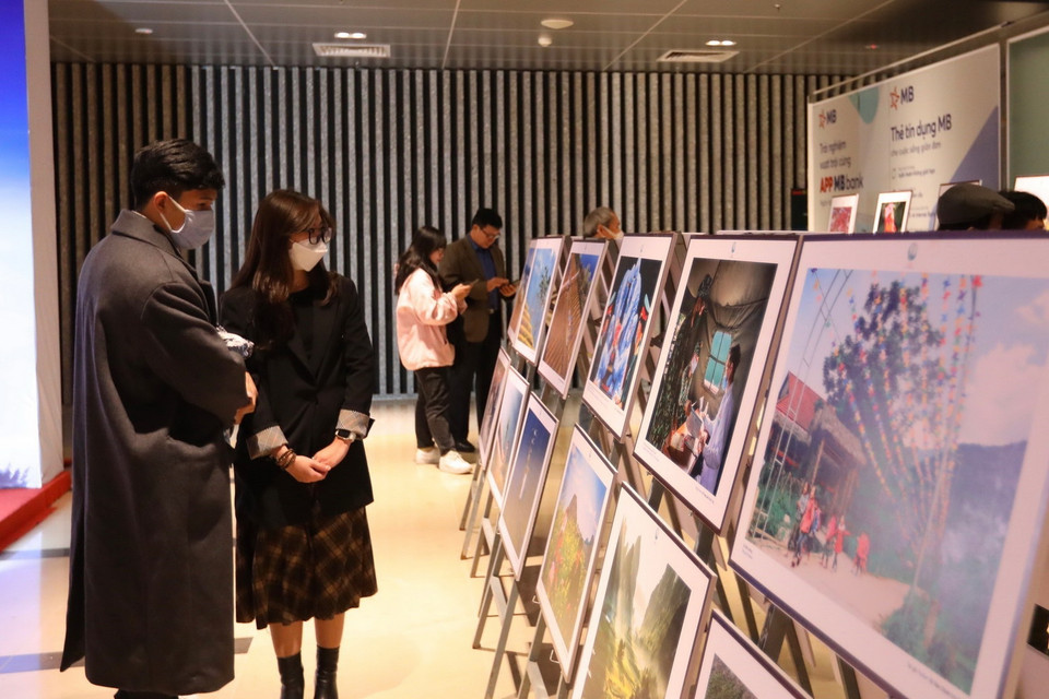 Khách tham quan triển lãm ảnh tham dự cuộc thi. (Ảnh: Hoàng Hiếu/TTXVN)