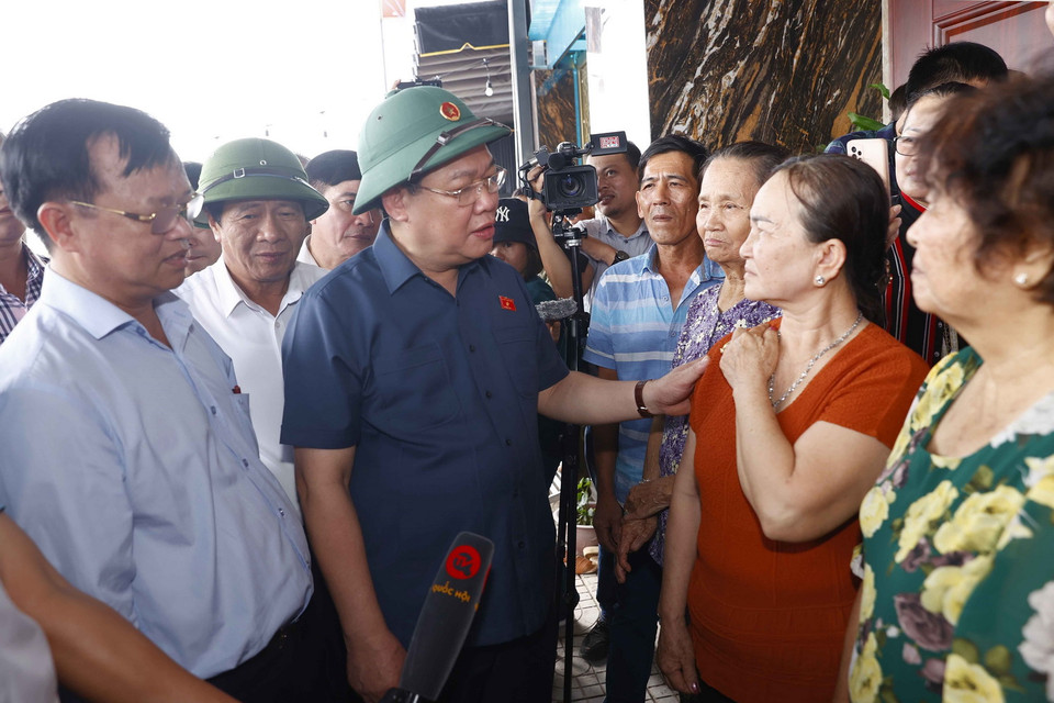 Sáng 2/10, tại Đồng Nai, Chủ tịch Quốc hội Vương Đình Huệ thăm hỏi nhân dân đến tái định cư tại xã Lộc An, Bình Sơn, huyện Long Thành, tỉnh Đồng Nai. (Ảnh: Doãn Tấn/TTXVN)
