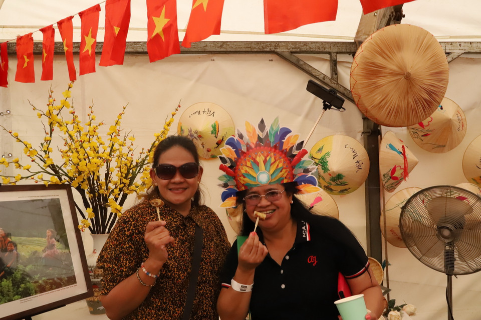 Du khách quốc tế thưởng thức món nem rán truyền thống của Việt Nam tại Hội chợ Ngoại giao Nam Phi 2022. (Ảnh: Hồng Minh/TTXVN)