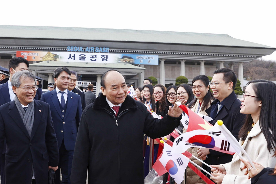  Chủ tịch nước Nguyễn Xuân Phúc cùng bà con Việt Kiều tại lễ đón. (Ảnh: Thống Nhất/TTXVN)