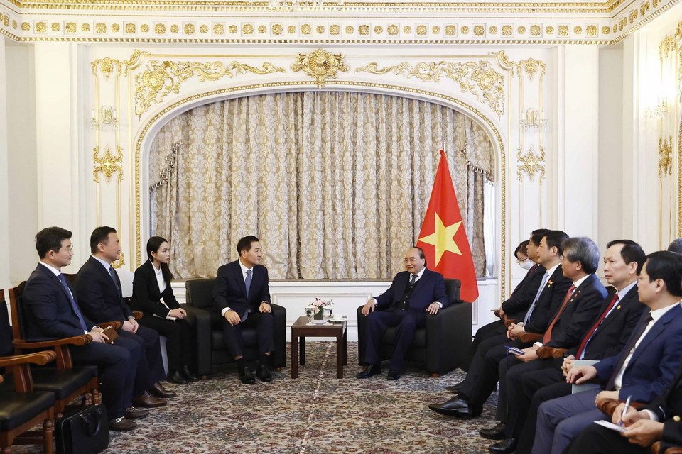 Chủ tịch nước Nguyễn Xuân Phúc tiếp Phó Chủ tịch kiêm Tổng Giám đốc Samsung Electronics Han Jong-hee. (Ảnh: Thống Nhất/TTXVN)