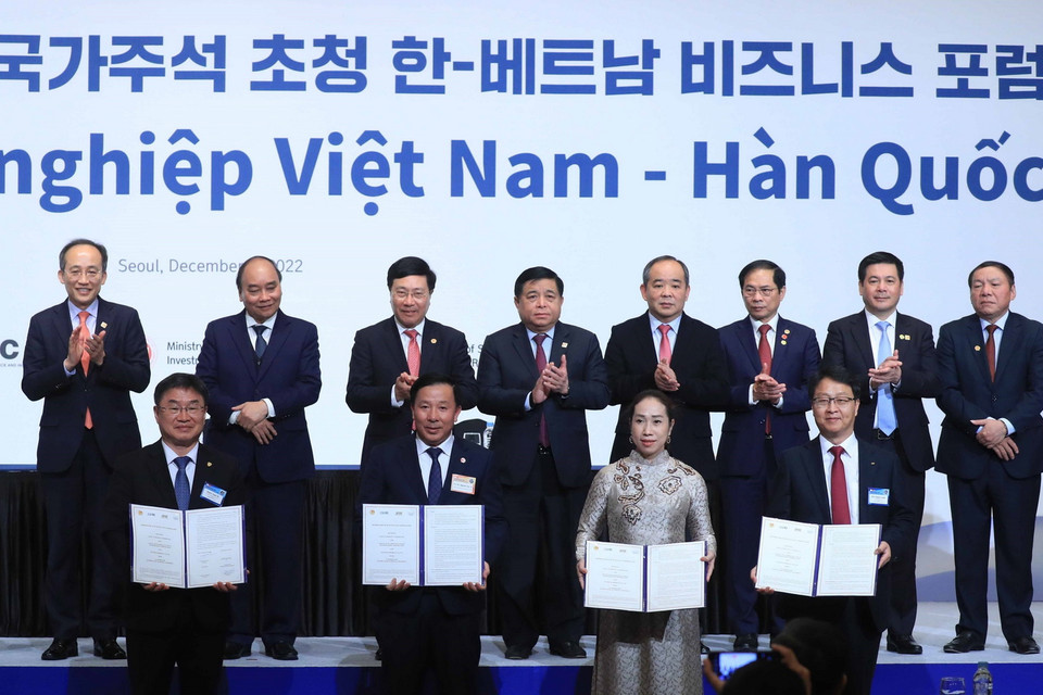 Chủ tịch nước Nguyễn Xuân Phúc và Phó Thủ tướng Hàn Quốc Choo Kyung-ho chứng kiến lễ trao biên bản hợp tác giữa các doanh nghiệp hai nước. (Ảnh: Thống Nhất/TTXVN)