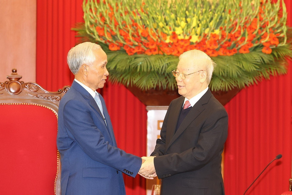 Tổng Bí thư Nguyễn Phú Trọng tiếp ông Khamphan Pheuyavong, Bí thư Trung ương Đảng, Trưởng ban Tuyên huấn, Chủ tịch Hội đồng Lý luận Trung ương Đảng Nhân dân Cách mạng Lào. (Ảnh Trí Dũng/TTXVN)