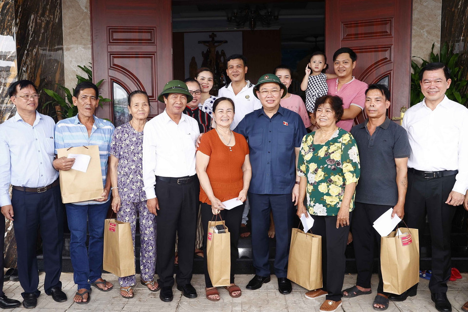 Chủ tịch Quốc hội Vương Đình Huệ tặng quà nhân dân ở khu tái định cư tại xã Lộc An, Bình Sơn, huyện Long Thành, tỉnh Đồng Nai. (Ảnh: Doãn Tấn/TTXVN)