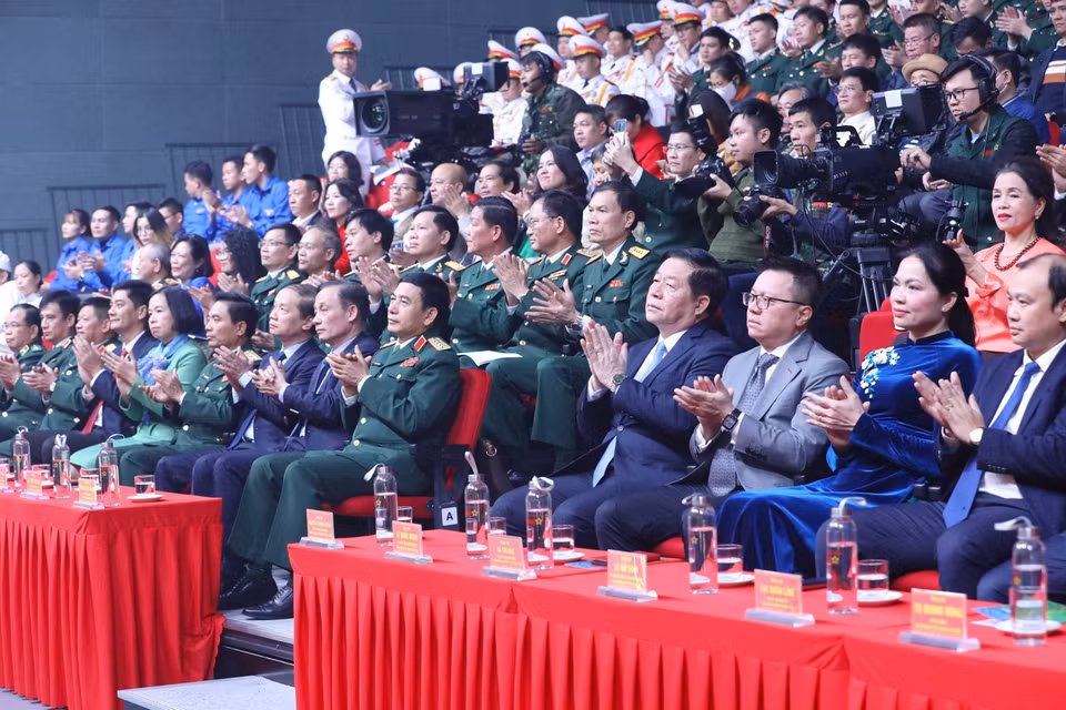 Đại biểu dự buổi Lễ trao giải cuộc thi ảnh nghệ thuật cấp quốc gia “Tự hào một dải biên cương.” (Ảnh: Phương Hoa/TTXVN)