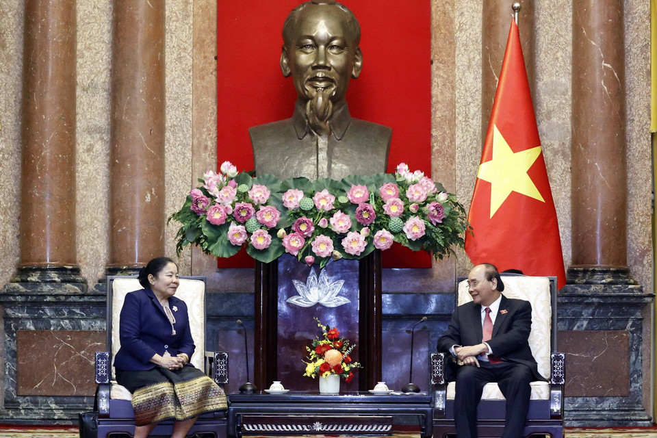 Chủ tịch nước Nguyễn Xuân Phúc tiếp Trưởng Ban Tổ chức TW Đảng NDCM Lào Sisay Leudetmounsone. (Ảnh: Thống Nhất/TTXVN)