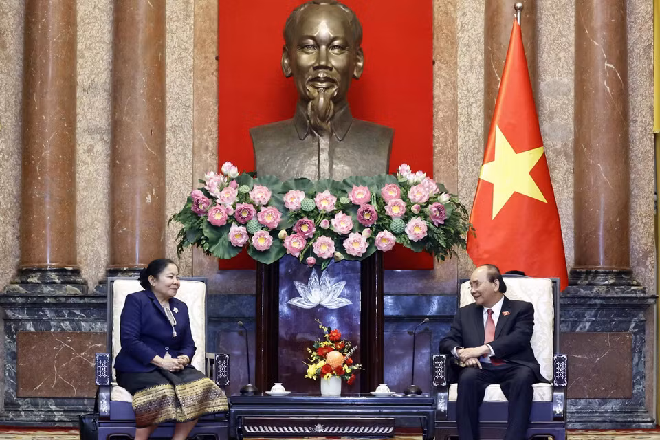 Chủ tịch nước Nguyễn Xuân Phúc tiếp Trưởng Ban Tổ chức TW Đảng NDCM Lào Sisay Leudetmounsone. (Ảnh: Thống Nhất/TTXVN)
