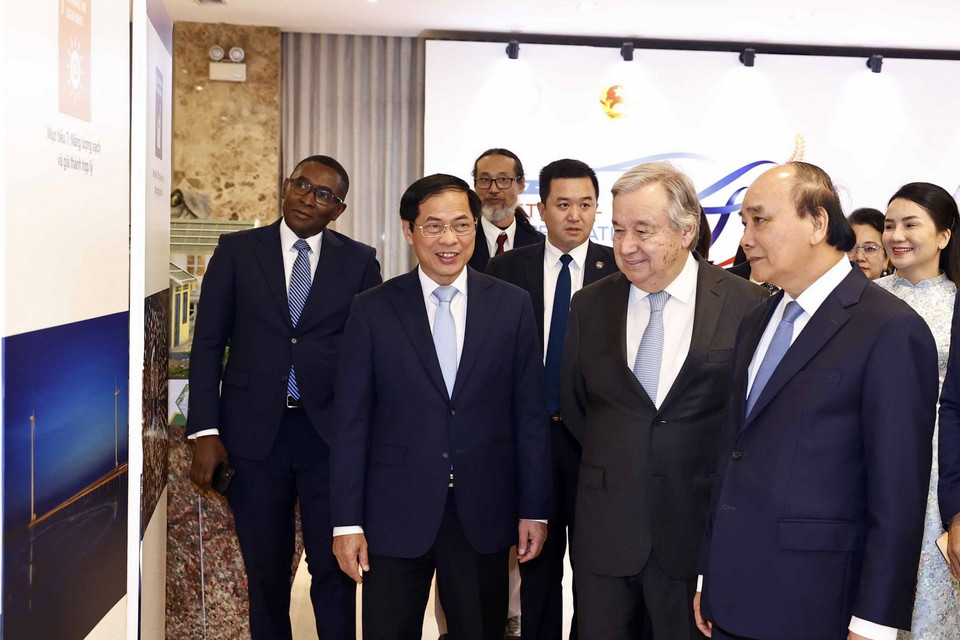 Chủ tịch nước Nguyễn Xuân Phúc, Tổng Thư ký Liên hợp quốc António Guterres và các đại biểu tham quan trưng bày ảnh tại lễ kỷ niệm. (Ảnh: TTXVN)