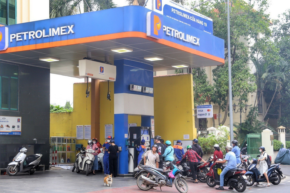 Cửa hàng xăng tại Thành Công sáng 15/11. (Ảnh: Tuấn Đức/TTXVN)