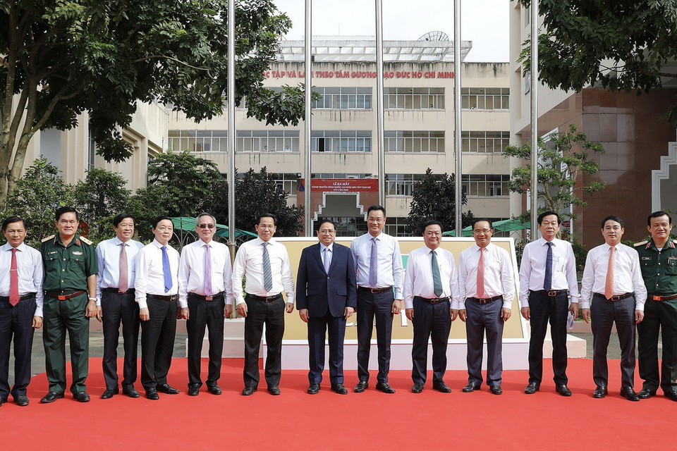 Thủ tướng Phạm Minh Chính với các đại biểu dự Lễ ra mắt Kênh truyền hình quốc gia khu vực Tây Nam Bộ. (Ảnh: Dương Giang/TTXVN)