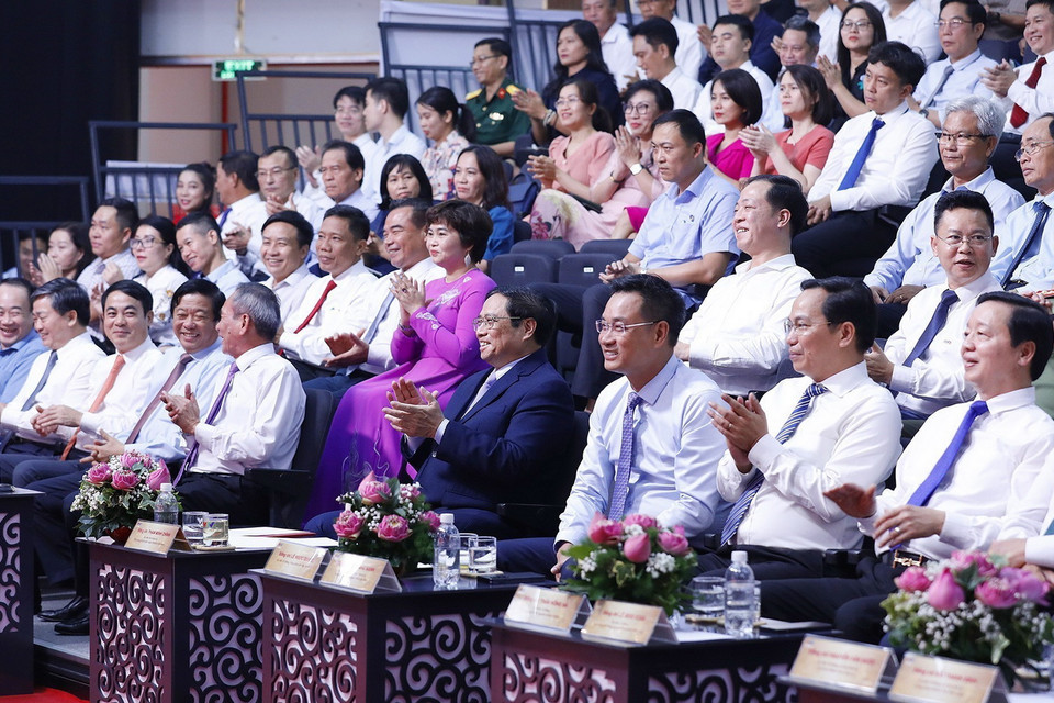 Thủ tướng và các đại biểu dự buổi lễ. (Ảnh: Dương Giang/TTXVN)