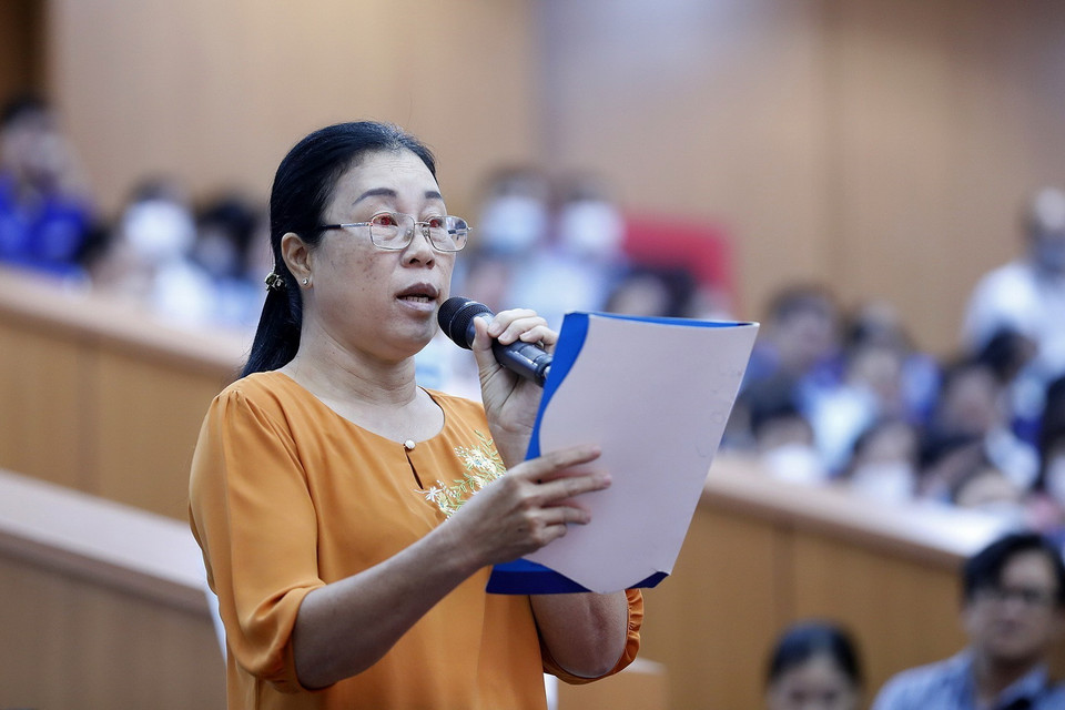 Cử tri Lê Thị Nhựt Sinh, phường An bình, quận Ninh Kiều, thành phố Cần Thơ phát biểu ý kiến. (Ảnh: Dương Giang/TTXVN)