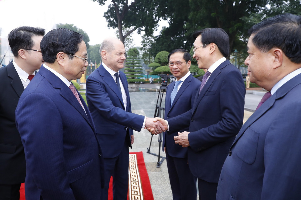 Thủ tướng Phạm Minh Chính giới thiệu với Thủ tướng Đức Olaf Scholz các thành viên đoàn đại biểu Việt Nam. Ảnh: Lâm Khánh - TTXVN