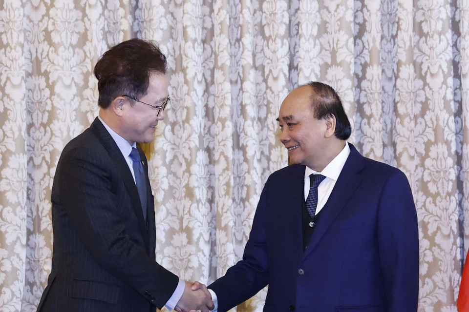  Chủ tịch nước Nguyễn Xuân Phúc tiếp Chủ tịch Ngân hàng Phát triển Hàn Quốc (KDB) Lee Dong-geol. (Ảnh: Thống Nhất/TTXVN)