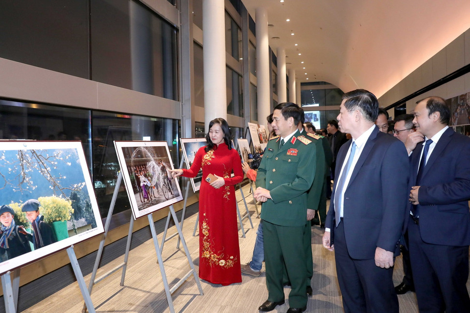 Đại tướng Phan Văn Giang, Trưởng Ban Tuyên giáo Trung ương Nguyễn Trọng Nghĩa và các đại biểu tham quan triển lãm ảnh. (Ảnh: Phương Hoa/TTXVN)