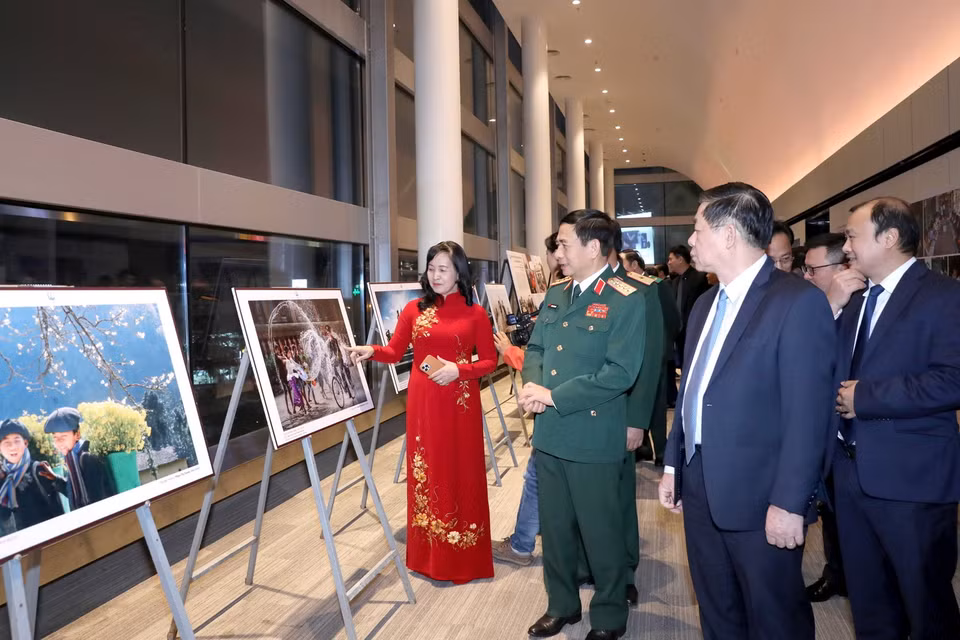 Đại tướng Phan Văn Giang, Trưởng Ban Tuyên giáo Trung ương Nguyễn Trọng Nghĩa và các đại biểu tham quan triển lãm ảnh. (Ảnh: Phương Hoa/TTXVN)