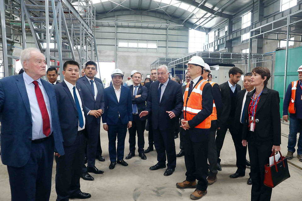 Chủ tịch Thượng viện Cộng hòa Pháp Gérard Larcher thăm khu Trung tâm điều khiển và bảo dưỡng, sửa chữa tàu của tuyến đường sắt đô thị số 3. (Ảnh: Phạm Kiên/TTXVN)