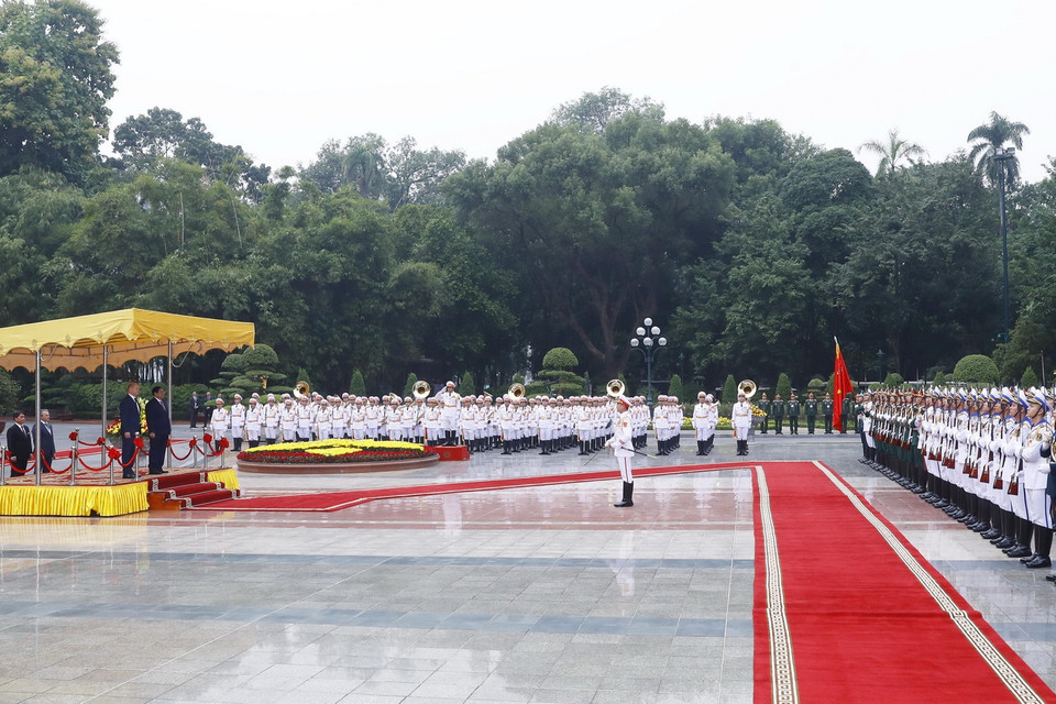 Thủ tướng Phạm Minh Chính và Thủ tướng Đức Olaf Scholz trên bục danh dự, nghe quân nhạc cử Quốc thiều hai nước. Ảnh: Lâm Khánh - TTXVN