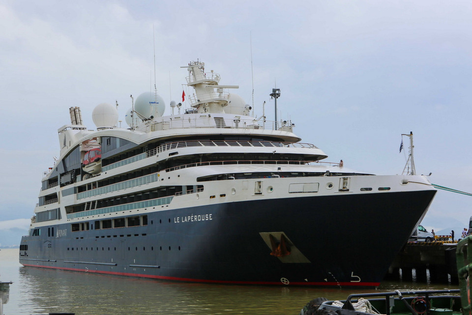  Tàu Le Lape’rouse cập cảng Tiên Sa, thành phố Đà Nẵng đưa khách quốc tế đến tham quan du lịch sau hơn 2 năm tạm ngưng do dịch COVID-19. (Ảnh: Trần Lê Lâm/TTXVN)