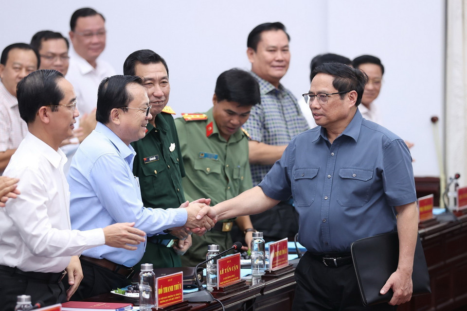 Thủ tướng với lãnh đạo chủ chốt tỉnh Bạc Liêu. (Ảnh: Dương Giang/TTXVN) 