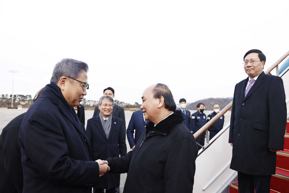 Lễ đón Chủ tịch nước Nguyễn Xuân Phúc tại sân bay thủ đô Seoul. (Ảnh: Thống Nhất/TTXVN)