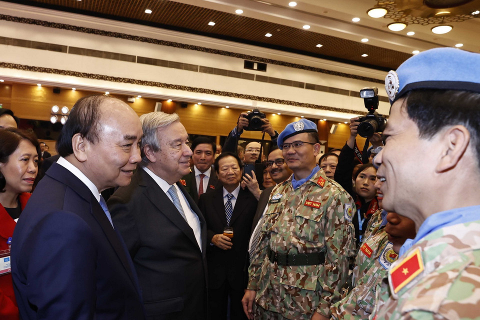 Chủ tịch nước Nguyễn Xuân Phúc và Tổng Thư ký Liên hợp quốc António Guterres với các cán bộ, chiến sỹ Việt Nam tham gia lực lượng Gìn giữ hòa bình của Liên hợp quốc. (Ảnh: TTXVN)