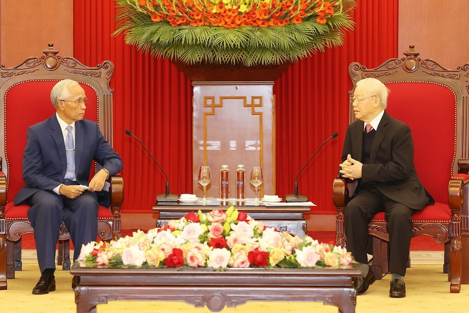 Tổng Bí thư Nguyễn Phú Trọng tiếp ông Khamphan Pheuyavong, Bí thư Trung ương Đảng, Trưởng ban Tuyên huấn, Chủ tịch Hội đồng Lý luận Trung ương Đảng Nhân dân Cách mạng Lào. (Ảnh Trí Dũng/TTXVN)