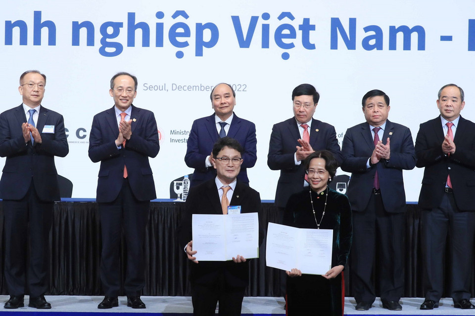 Chủ tịch nước Nguyễn Xuân Phúc và Phó Thủ tướng Hàn Quốc Choo Kyung-ho tại lễ trao biên bản hợp tác giữa các doanh nghiệp hai nước. (Ảnh: Thống Nhất/TTXVN)