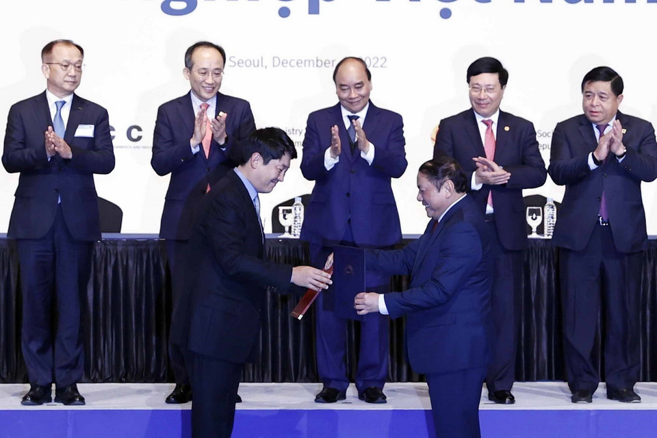 Chủ tịch nước Nguyễn Xuân Phúc và Phó Thủ tướng Hàn Quốc Choo Kyung-ho chứng kiến lễ trao biên bản hợp tác về Văn hóa, Thể thao và Du lịch giữa hai nước. (Ảnh: Thống Nhất/TTXVN)