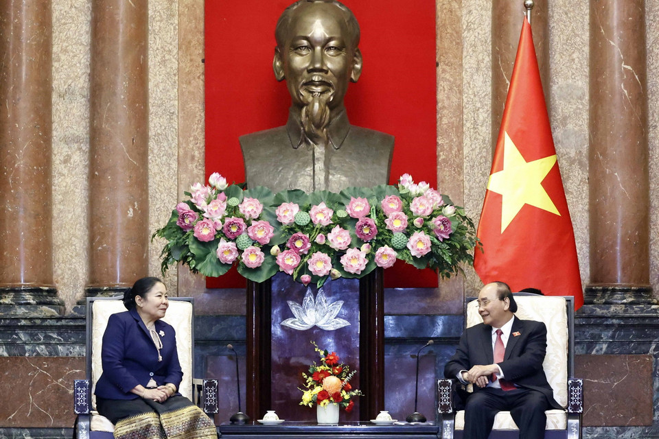 Chủ tịch nước Nguyễn Xuân Phúc tiếp Trưởng Ban Tổ chức TW Đảng NDCM Lào Sisay Leudetmounsone. (Ảnh: Thống Nhất/TTXVN)