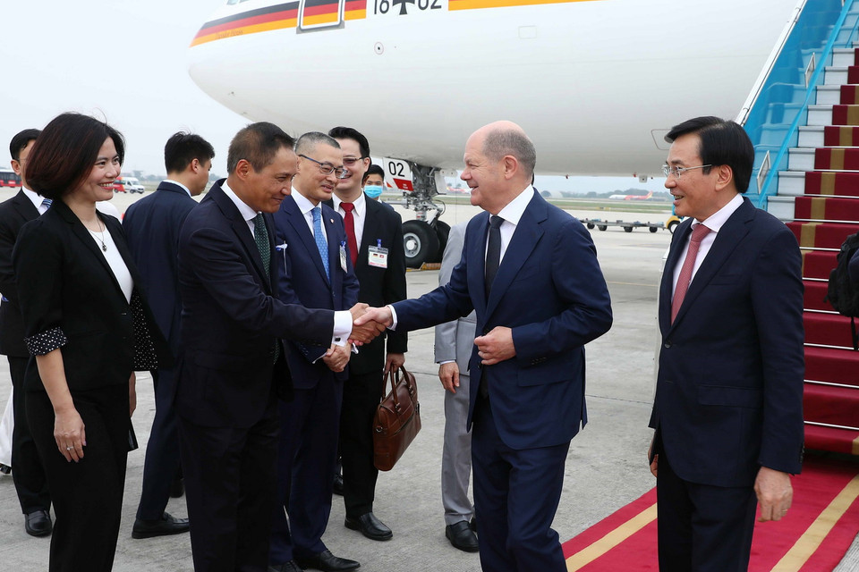 Thủ tướng Cộng hòa Liên bang Đức Olaf Scholz đến sân bay Quốc tế Nội Bài, Hà Nội. (Ảnh: Phạm Kiên/TTXVN)