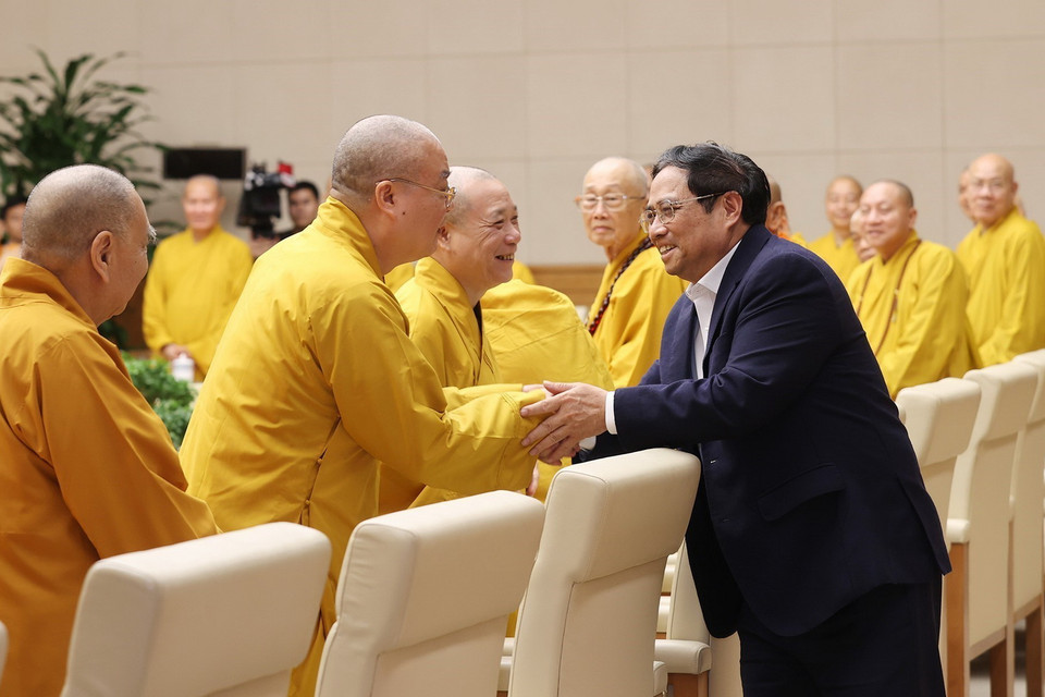 Thủ tướng Phạm Minh Chính với các đại biểu tại buổi tiếp Đoàn đại biểu lãnh đạo Giáo hội Phật giáo Việt Nam. (Ảnh: Dương Giang/TTXVN)