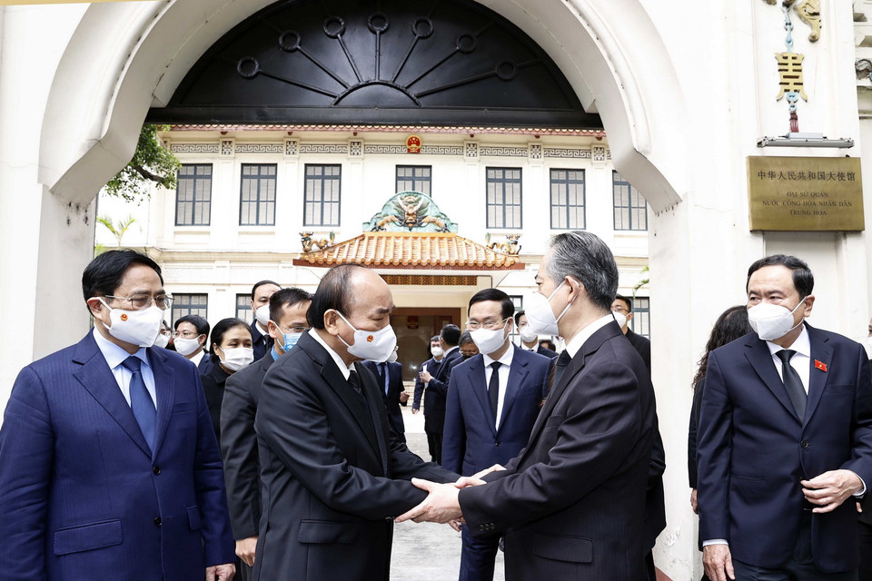 Lãnh đạo Đảng, Nhà nước, Chính phủ, Quốc hội, Mặt trận Tổ quốc Việt Nam do Chủ tịch nước Nguyễn Xuân Phúc dẫn đầu, chia buồn việc nguyên Tổng Bí thư, Chủ tịch Trung Quốc Giang Trạch Dân tại Đại sứ quán Trung Quốc tại Việt Nam. (Ảnh: Thống Nhất/TTXVN)