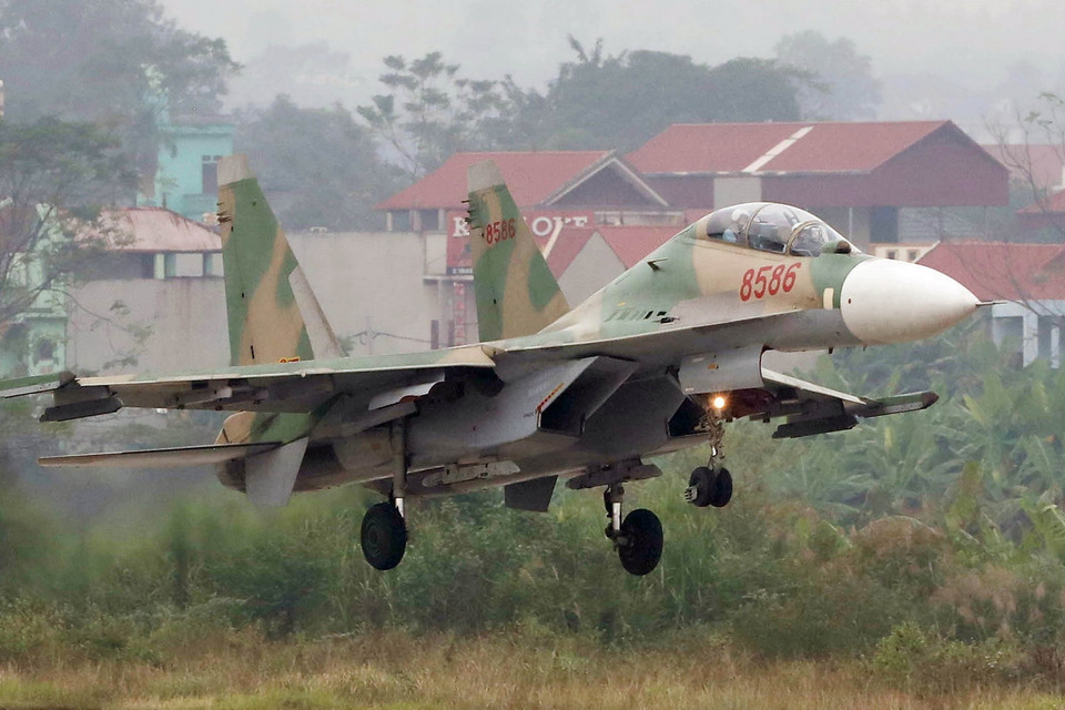 Máy bay Su30 cất cánh luyện tập theo các kịch bản trình diễn phục vụ Triển lãm Quốc phòng quốc tế 2022. (Ảnh: Trọng Đức/TTXVN)