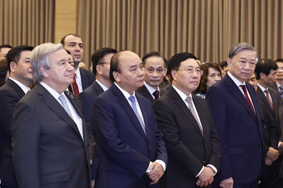Chủ tịch nước Nguyễn Xuân Phúc, Tổng Thư ký Liên hợp quốc António Guterres và các đại biểu dự lễ kỷ niệm. (Ảnh: TTXVN)